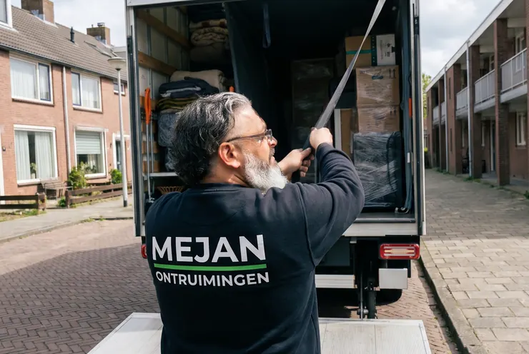 Het team van Mejan Ontruimingen staat paraat bij de bakwagen